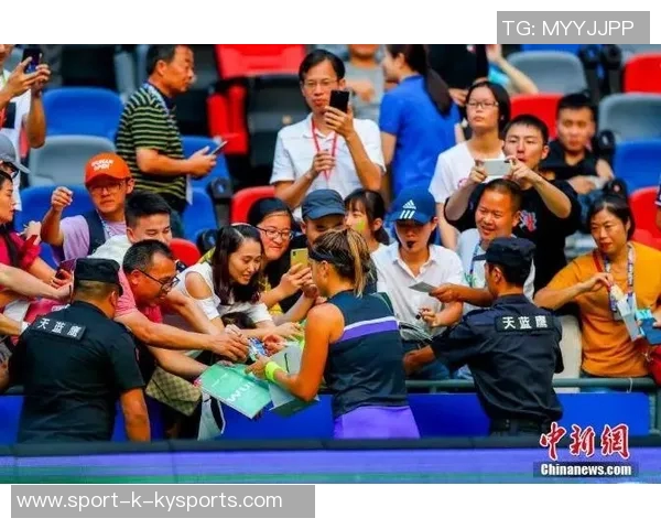 亚历山大赛后热情为休斯敦客场球迷签名展现偶像风范 亚历山大赛后热情为休斯敦客场球迷签名展现偶像风范